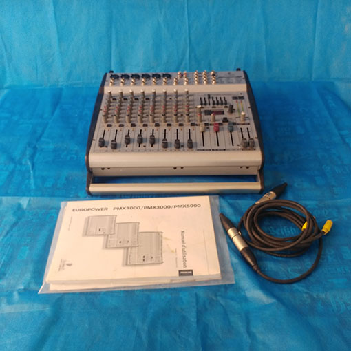 Mesa de Som Behringer  Europower PMX 1000 - vista frontal com manular e 2 cabos