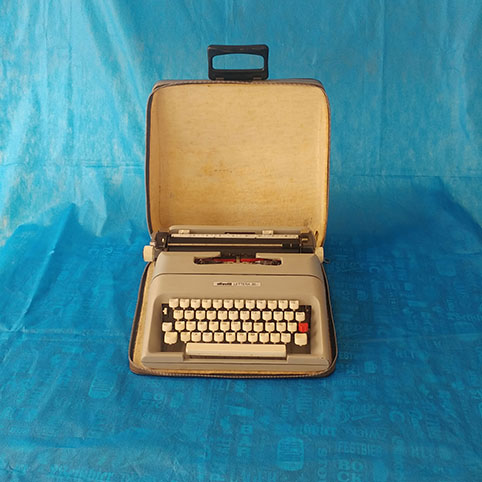 Máquina de Escrever Olivetti Lettera 35 com estojo aberto